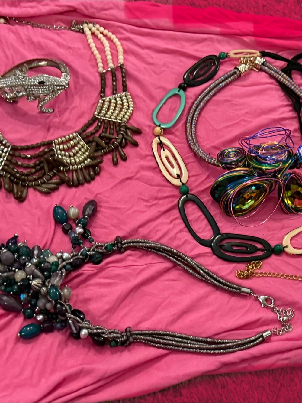 7 piece costume jewelry set, good preowned condition. See video!